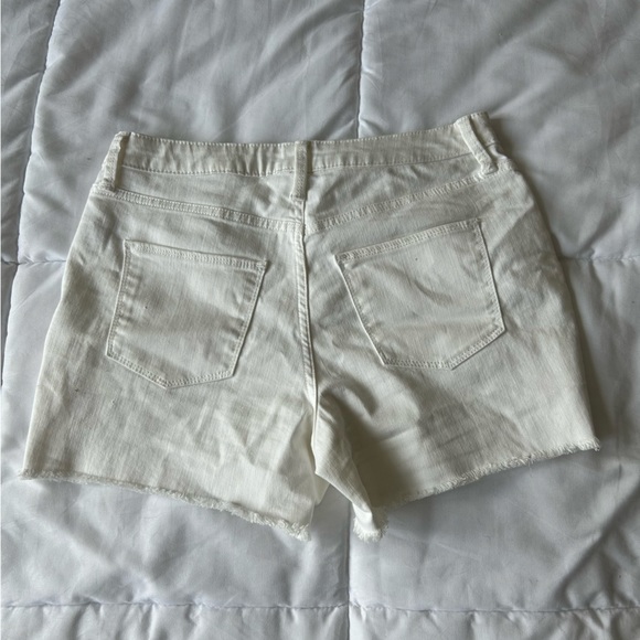 White universal threads shorts - Picture 3 of 3